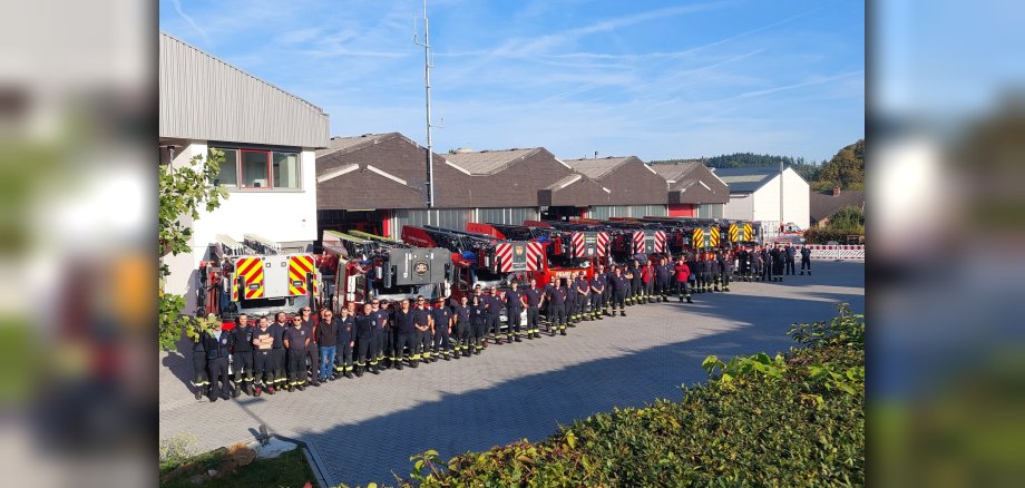 Acht Drehleitern samt Besatzung trafen sich an der Feuerwache in Ransbach-Baumbach zum vierten Drehleiterstammtisch