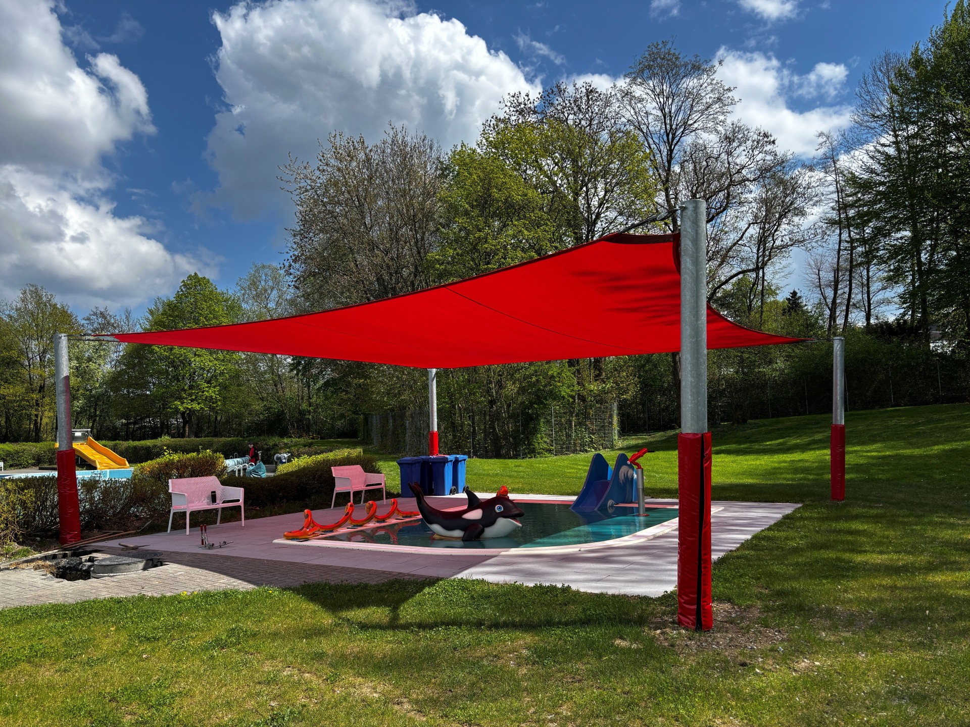 Neues rotes Sonnensegel im Löwenbad Hachenburg