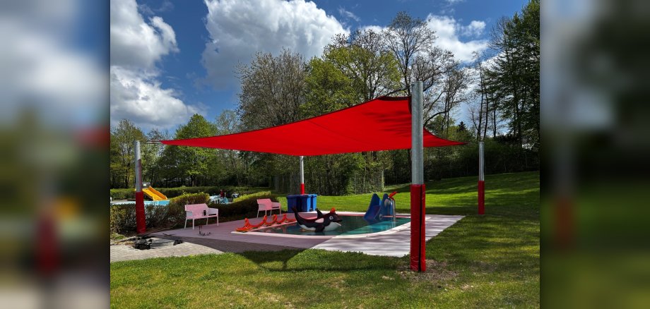 Neues rotes Sonnensegel im Löwenbad Hachenburg