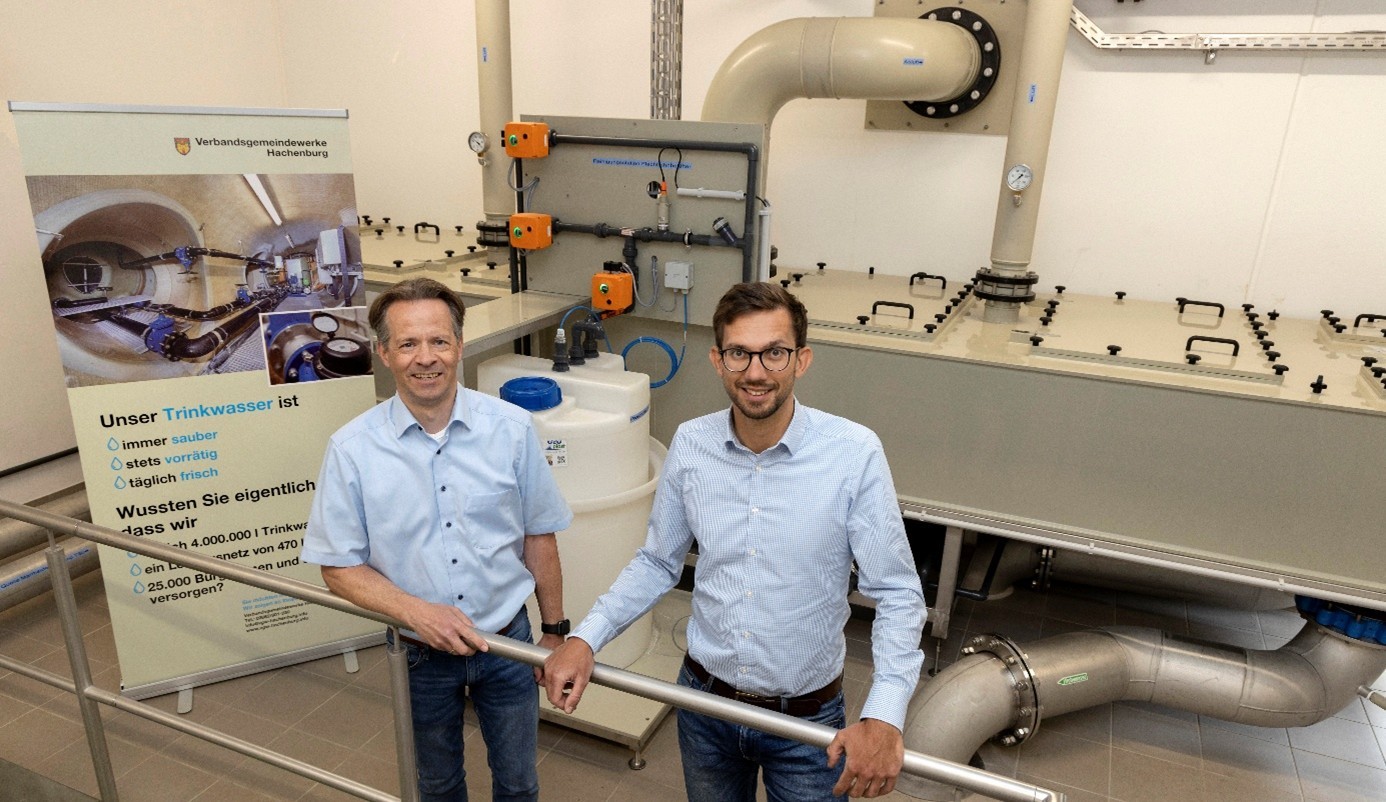 Blicken positiv auf die Sitzung des Werkausschusses zurück und bedanken sich bei den Ausschussmitgliedern für die konstruktive Zusammenarbeit: Erster Beigeordneter und Vorsitzender des Werkausschusses Marco Dörner und Werkleiter Thomas Welters (Foto: Röder-Moldenhauer)