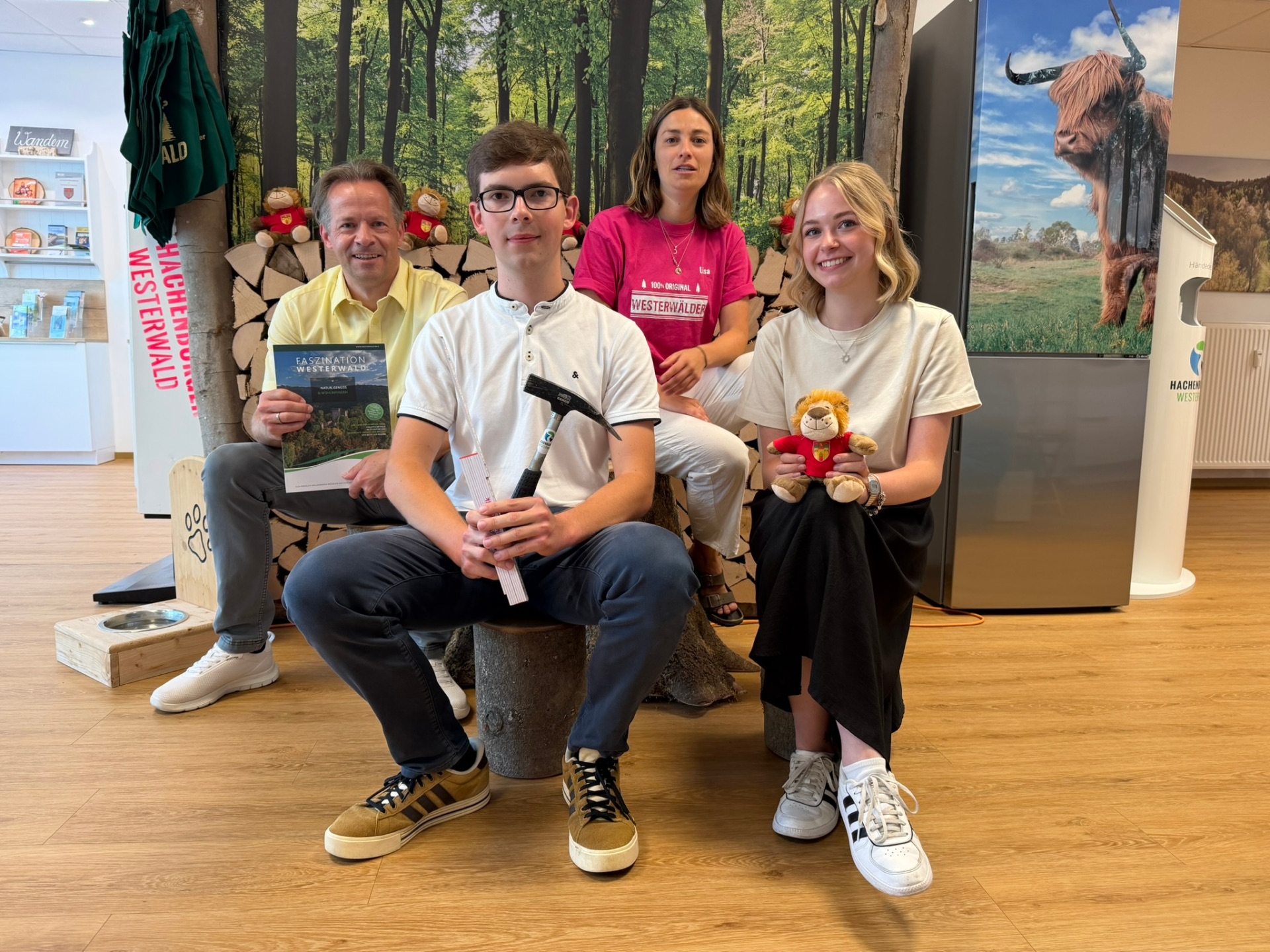 v.l. Erster Beigeordneter Marco Dörner, Adrian Briske, Lisa Effert, Leonie Meier