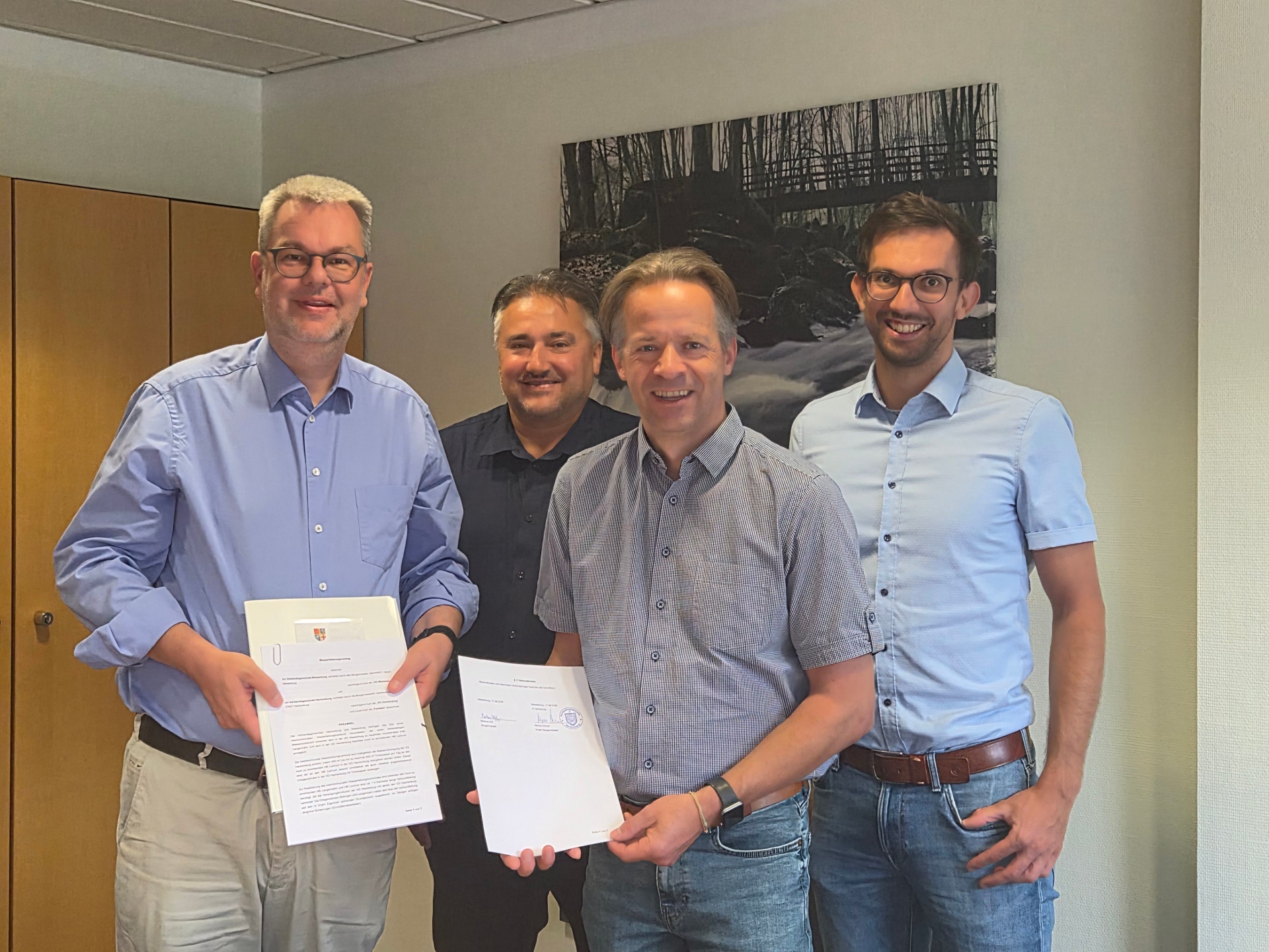 Von links: VG Westerburg, Bürgermeister Markus Hof, Werkleiter Jörg Pfaff, VG Hachenburg, Erster Beigeordneter Marco Dörner, Werkleiter Thomas Welters