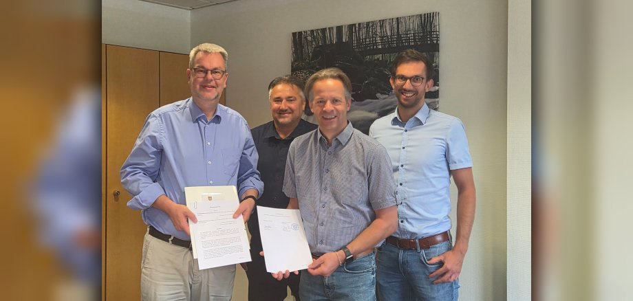 Von links: VG Westerburg, Bürgermeister Markus Hof, Werkleiter Jörg Pfaff, VG Hachenburg, Erster Beigeordneter Marco Dörner, Werkleiter Thomas Welters