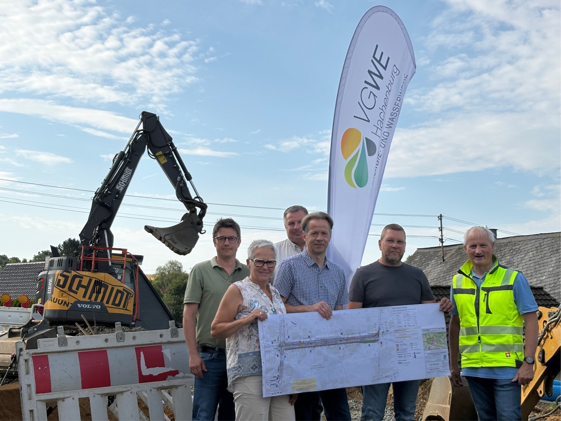 Erster Beigeordneter der Verbandsgemeinde Hachenburg Marco Dörner, Ortsbürgermeisterin Birgitta Käckermann, stellvertretender technischer Leiter der Verbandsgemeindewerke Torsten Löhr, Wassermeister Klaus Pfeifer sowie Tiefbautechniker Peter Kreidt und Christian Hachenberg vom planenden Ingenieurbüro Planeo aus Hachenburg