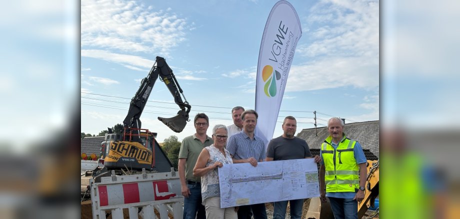 Erster Beigeordneter der Verbandsgemeinde Hachenburg Marco Dörner, Ortsbürgermeisterin Birgitta Käckermann, stellvertretender technischer Leiter der Verbandsgemeindewerke Torsten Löhr, Wassermeister Klaus Pfeifer sowie Tiefbautechniker Peter Kreidt und Christian Hachenberg vom planenden Ingenieurbüro Planeo aus Hachenburg