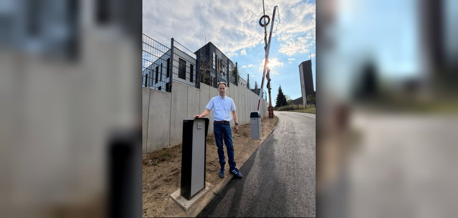 Erster Beigeordneter Marco Dörner steht vor der Grundschule Roßbach