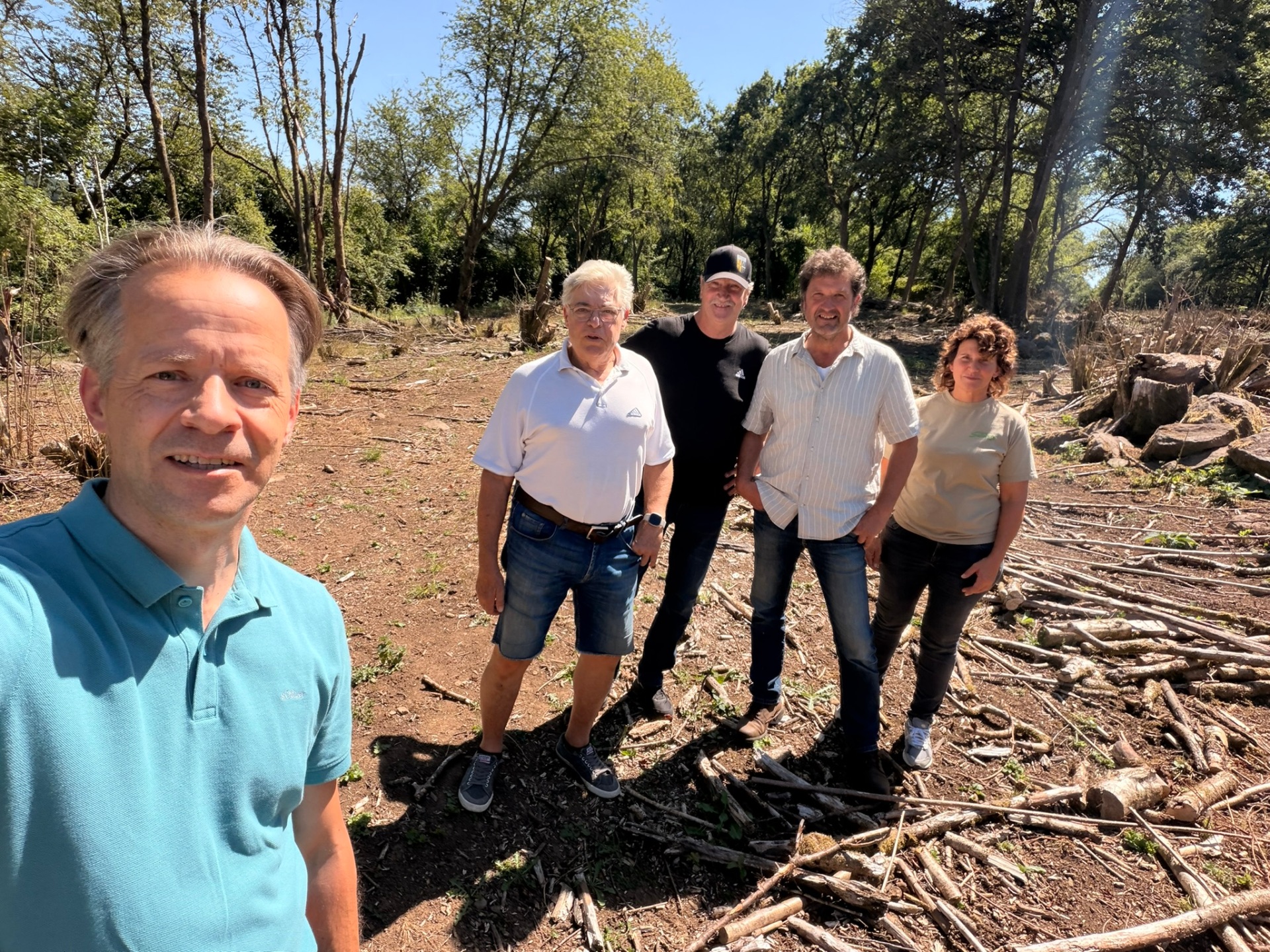 v. l.: Erster Beigeordneter Marco Dörner, Initiator Bernd Uptmoor, Ortsbürgermeister Jürgen Hebel, Naturschutzmanager Markus Kunz sowie der Besitzerin des Hofguts Salzberg und weiteren Beigeordneten der Ortsgemeinde Nadine Ladewig.