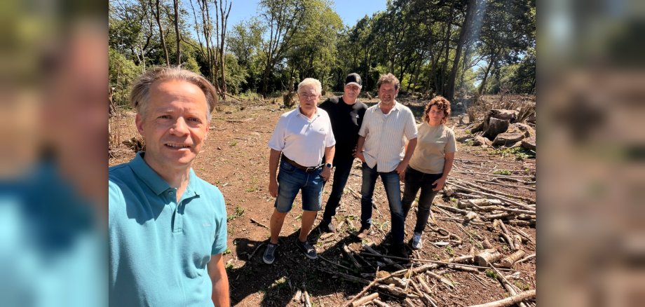 v. l.: Erster Beigeordneter Marco Dörner, Initiator Bernd Uptmoor, Ortsbürgermeister Jürgen Hebel, Naturschutzmanager Markus Kunz sowie der Besitzerin des Hofguts Salzberg und weiteren Beigeordneten der Ortsgemeinde Nadine Ladewig.