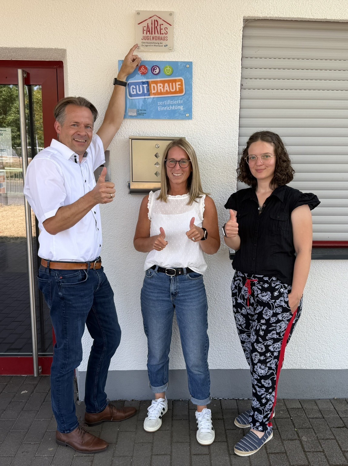Erster Beigeordneter Marco Dörner, Fachbereichsleiterin „Bildung und Soziales“ Kirsten Burbach und Nachhaltigkeitskoordinatorin Melissa Karthe freuen sich über die Auszeichnung des Jugendzentrums der Verbandsgemeinde Hachenburg als „Faires Jugendhaus“.