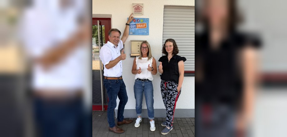 Erster Beigeordneter Marco Dörner, Fachbereichsleiterin „Bildung und Soziales“ Kirsten Burbach und Nachhaltigkeitskoordinatorin Melissa Karthe freuen sich über die Auszeichnung des Jugendzentrums der Verbandsgemeinde Hachenburg als „Faires Jugendhaus“.