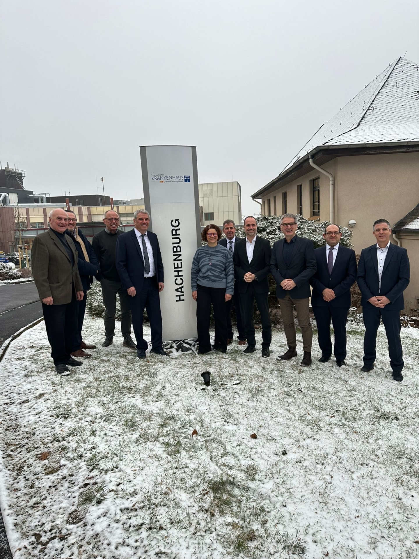 Gruppenbild vor dem Krankenhaus Hachenburg