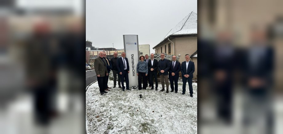 Gruppenbild vor dem Krankenhaus Hachenburg