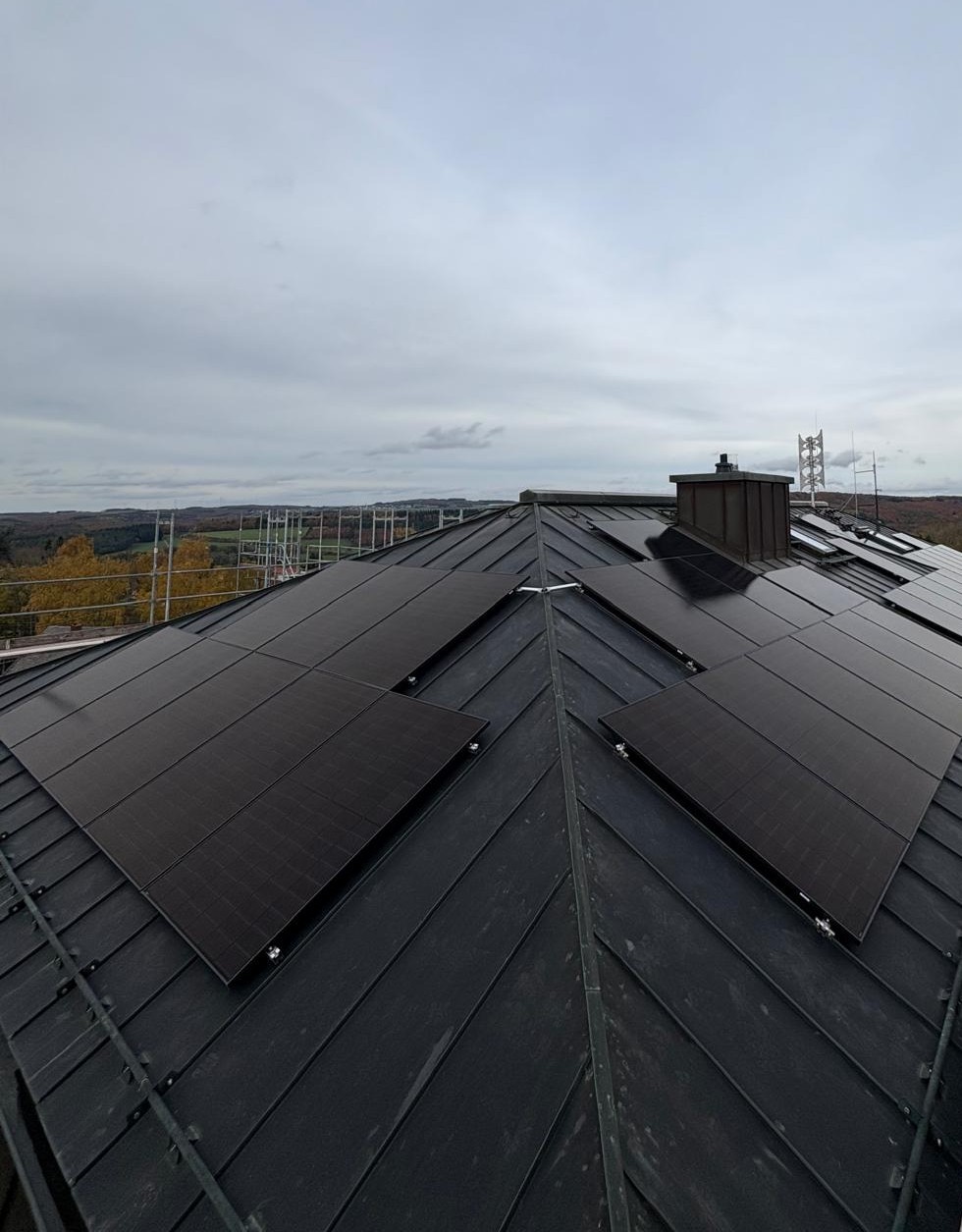 Eine Photovoltaikanlage auf dem Dach der Verbandsgemeindeverwaltung Hachenburg
