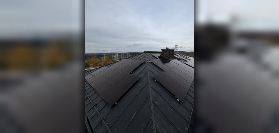 Eine Photovoltaikanlage auf dem Dach der Verbandsgemeindeverwaltung Hachenburg