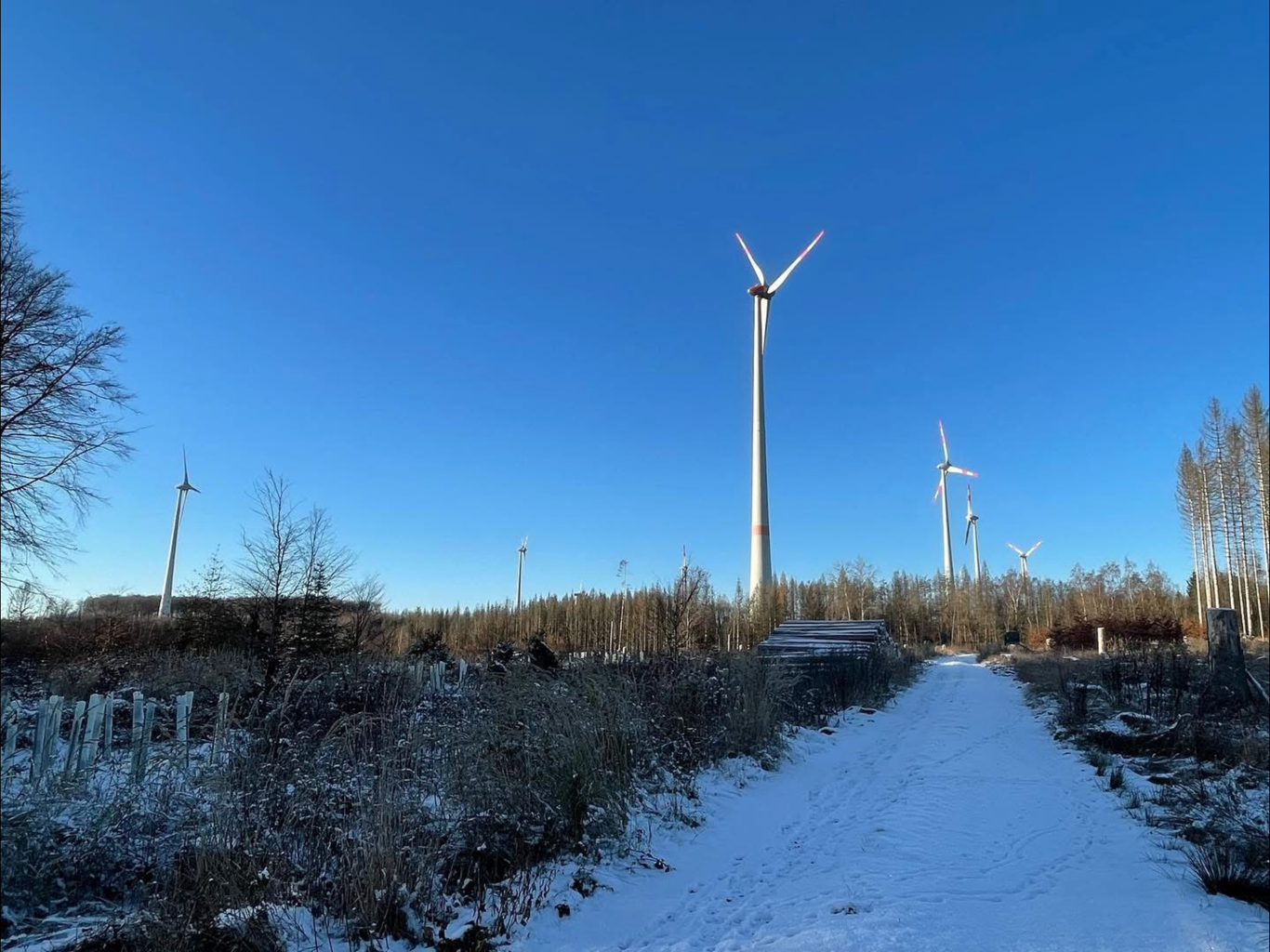 Eine Windkraftanlage 