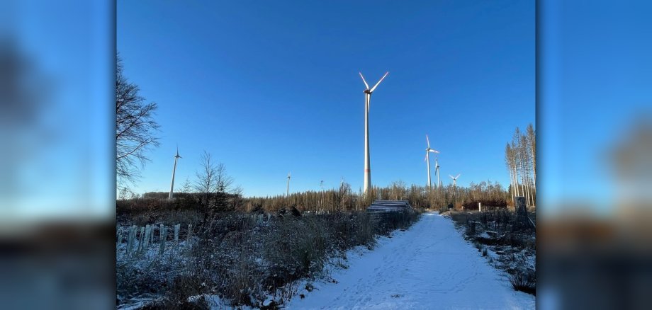 Eine Windkraftanlage 