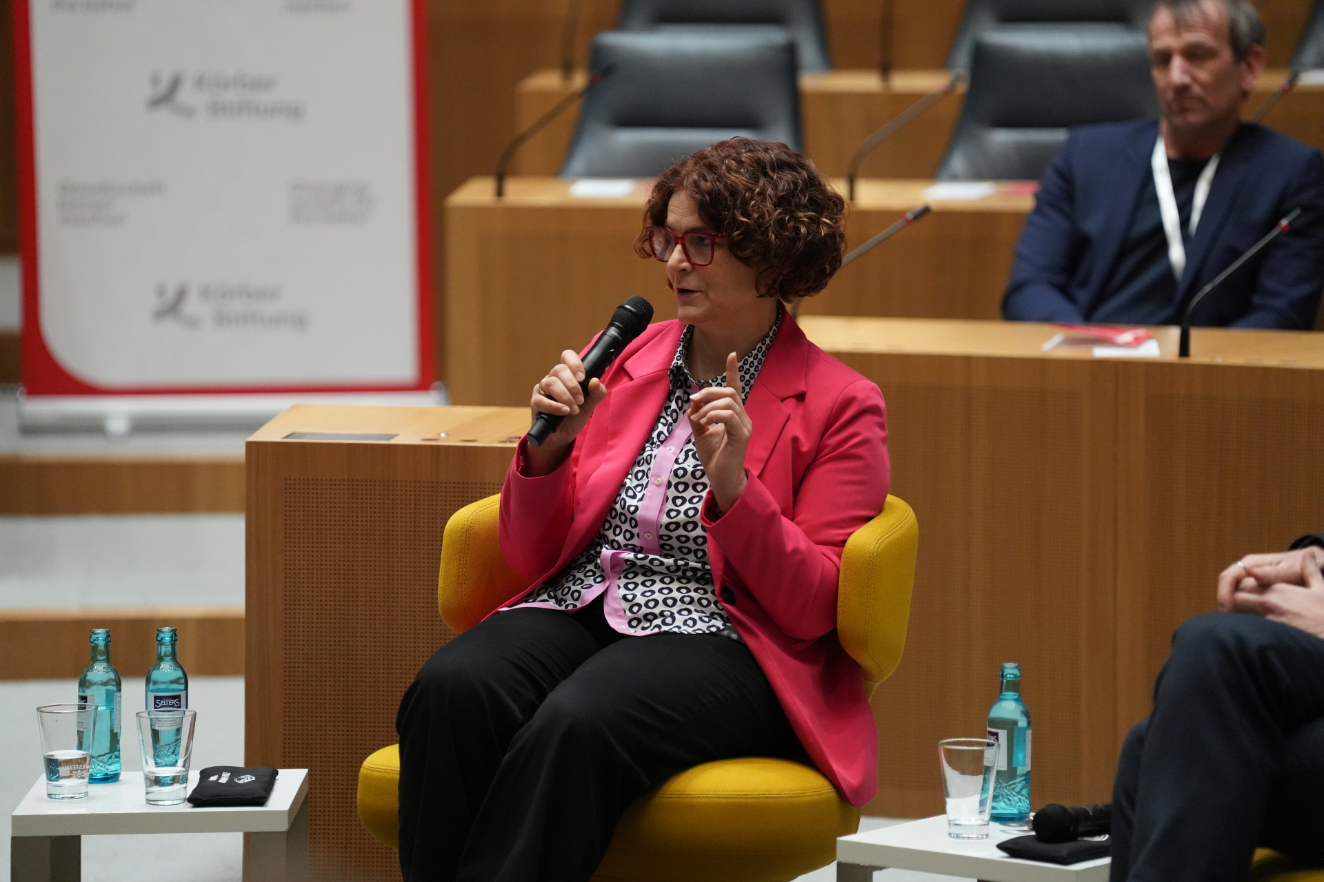 Bürgermeisterin Gabriele Greis hält eine Rede