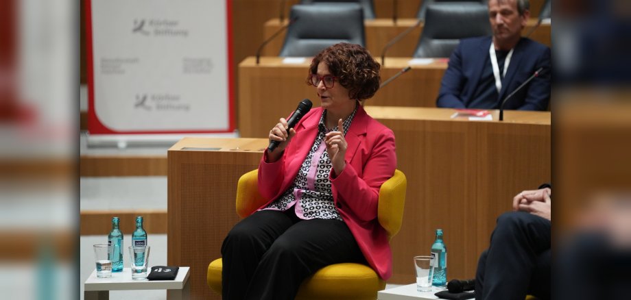 Bürgermeisterin Gabriele Greis hält eine Rede