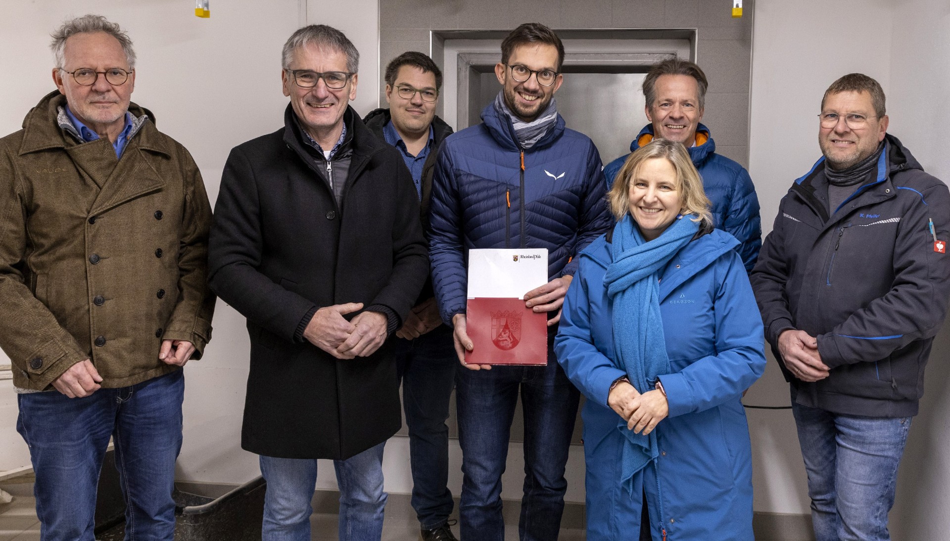 Gruppenbild bei der Übergabe des Förderbescheides