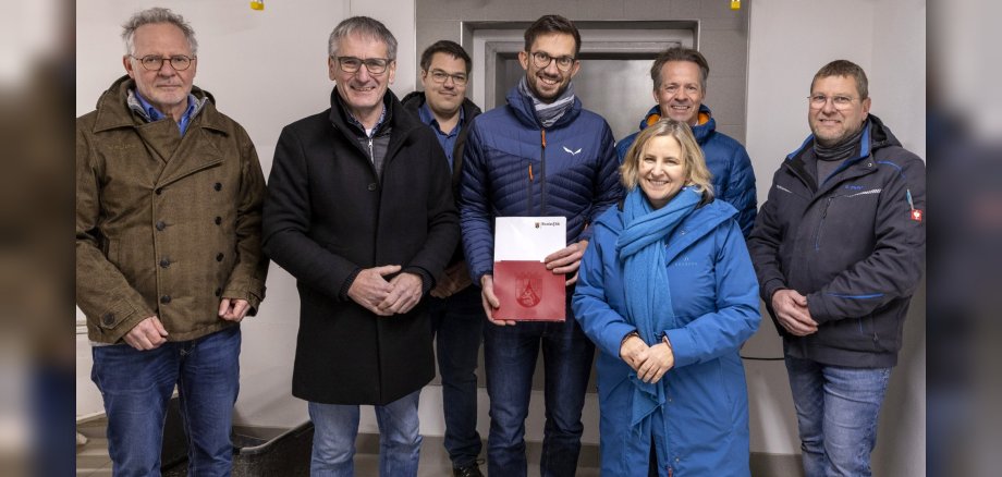 Gruppenbild bei der Übergabe des Förderbescheides