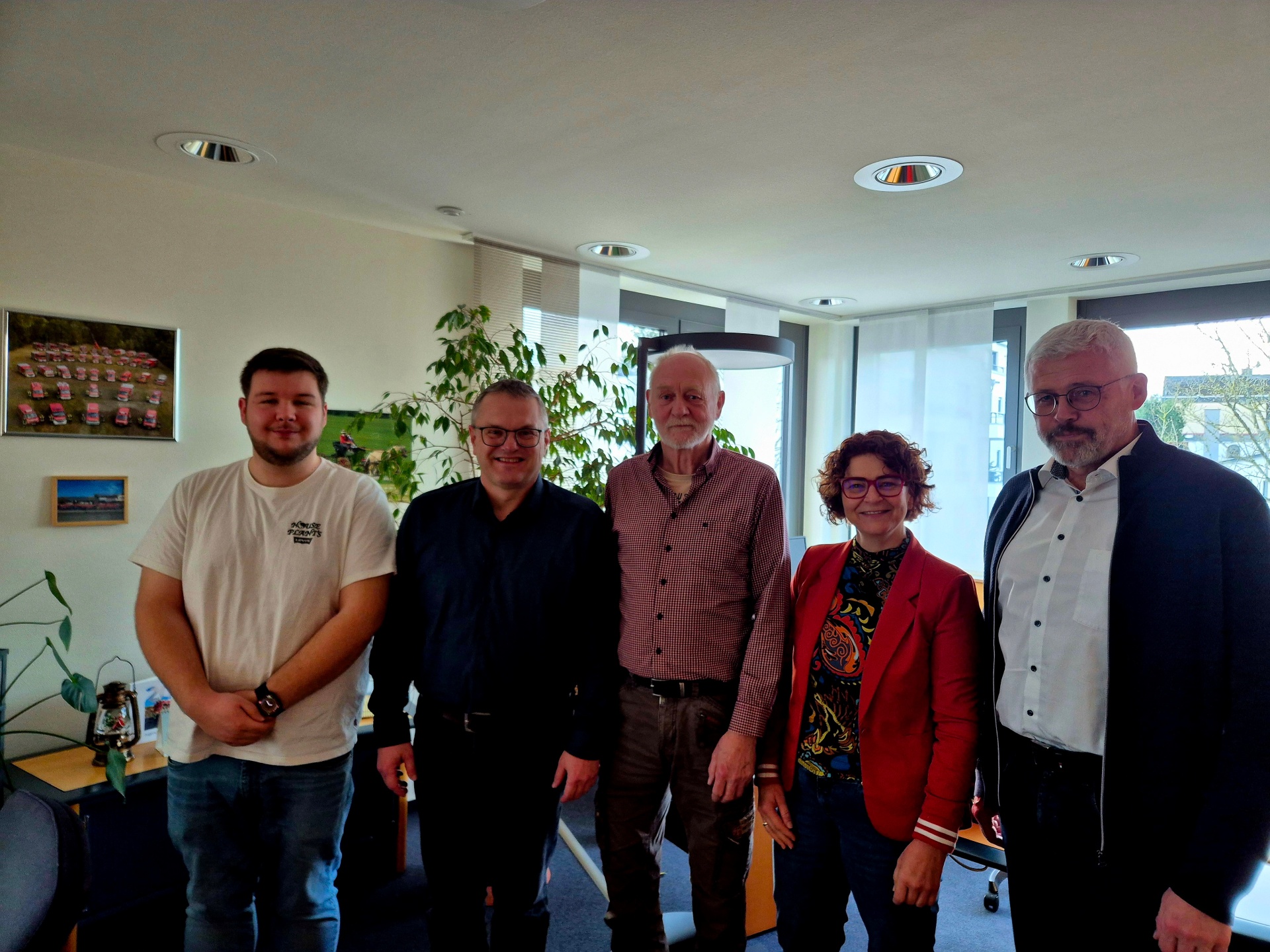 Büroleiter Rainer Schütz, Bürgermeisterin Gabriele Greis, Fachbereichsleiter Michael Ebener und Justin Alhäuser, Mitglied des Personalrats (v. r. n. l.), verabschieden Wolfang Amelung (Mitte) mit Dank und Anerkennung aus seinem langjährigen Dienst für die VG Hachenburg.