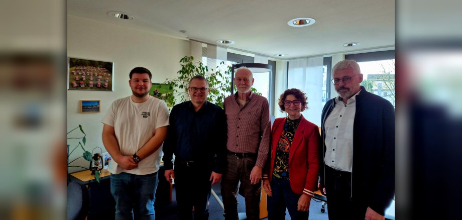 Büroleiter Rainer Schütz, Bürgermeisterin Gabriele Greis, Fachbereichsleiter Michael Ebener und Justin Alhäuser, Mitglied des Personalrats (v. r. n. l.), verabschieden Wolfang Amelung (Mitte) mit Dank und Anerkennung aus seinem langjährigen Dienst für die VG Hachenburg.