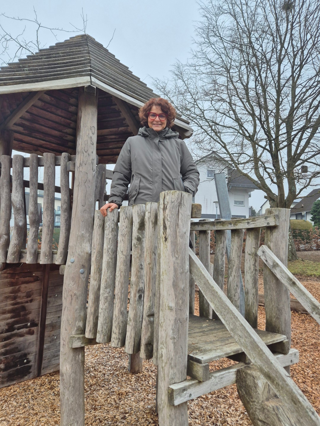 Bürgermeisterin Gabriele Greis bei den Außenanlagen des Kinderhorts „Mosaik“ 