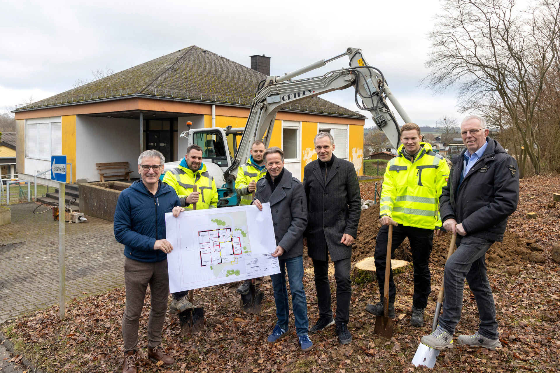 Marco Dörner, Erster Beigeordneter der Verbandsgemeinde Hachenburg, Ortsbürgermeister Peter Enders und der Landtagsabgeordnete Hendrik Hering begleiteten den offiziellen Beginn der Bauarbeiten am ehemaligen evangelischen Gemeindehaus in der Hütter Straße.