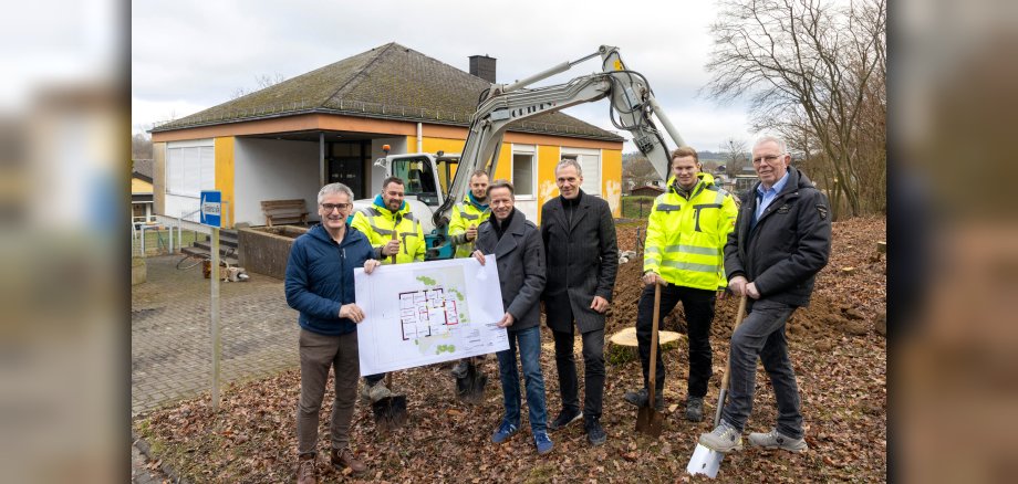 Marco Dörner, Erster Beigeordneter der Verbandsgemeinde Hachenburg, Ortsbürgermeister Peter Enders und der Landtagsabgeordnete Hendrik Hering begleiteten den offiziellen Beginn der Bauarbeiten am ehemaligen evangelischen Gemeindehaus in der Hütter Straße.