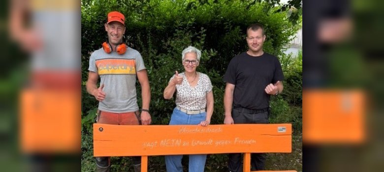 In Müschenbach unterstützt eine individuelle Gravur die Botschaft.
