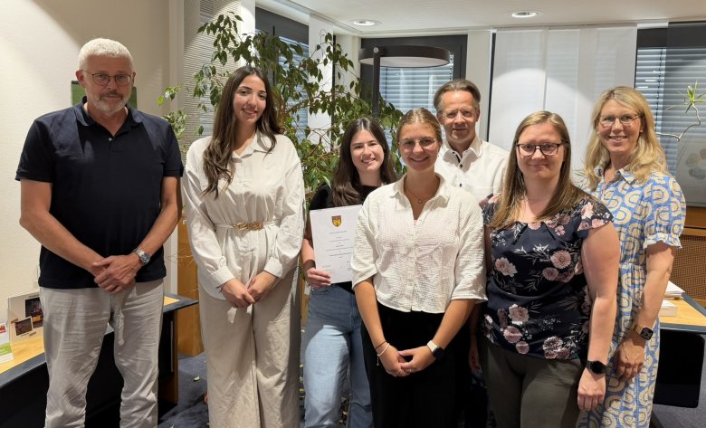v.l.n.r. Büroleiter Rainer Schütz, Rebeka Azizaj, Lena Göbel, Melina Dedic, Erster Beigeordneter Marco Dörner, Jacqueline Velten, Alexandra Ottersbach