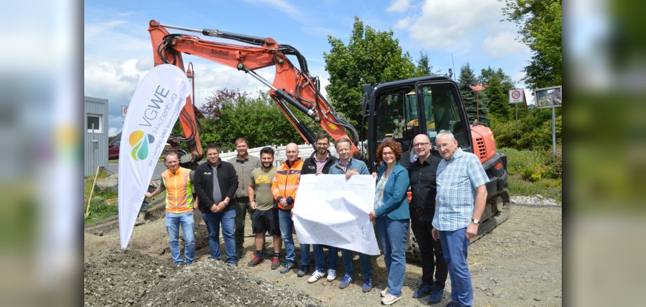 Gruppenbild vor Baustelle