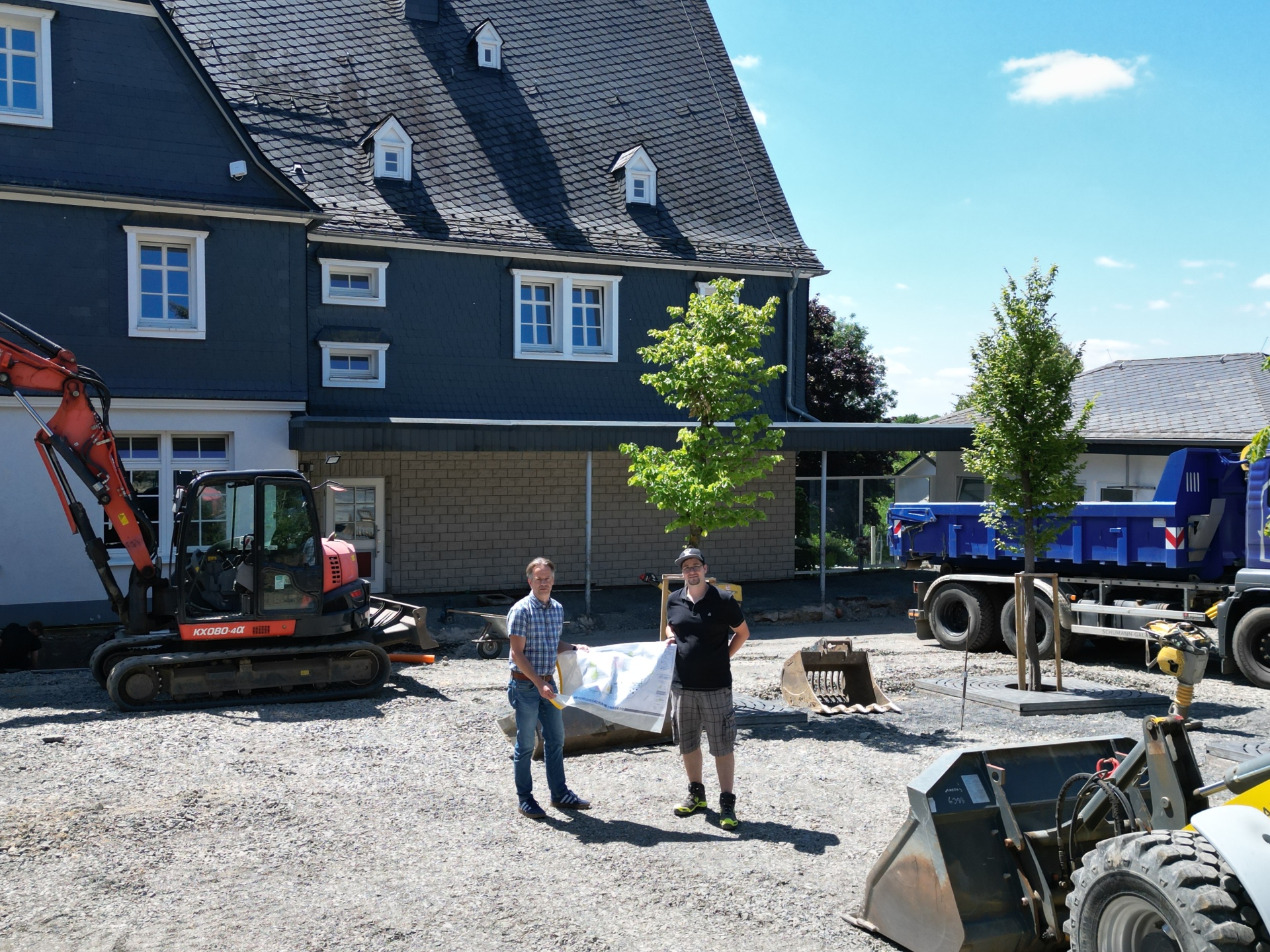 Marco Dörner, Erster Beigeordneter, und Pascal Denter, Tiefbautechniker der Verbandsgemeindeverwaltung auf dem Pausenhof der Grundschule Altstadt