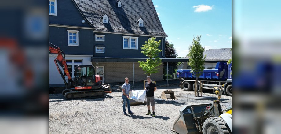 Marco Dörner, Erster Beigeordneter, und Pascal Denter, Tiefbautechniker der Verbandsgemeindeverwaltung auf dem Pausenhof der Grundschule Altstadt