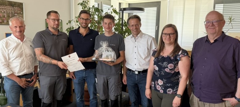Bei Konstantin Hohmann gratulierten darüber hinaus Werkleiter Thomas Welters, stellvertretender kaufmännischer Werkleiter Markus Boll, stellvertretender technischer Werkleiter Torsten Löhr sowie der stellvertretende Abwassermeister Florian Schneider.