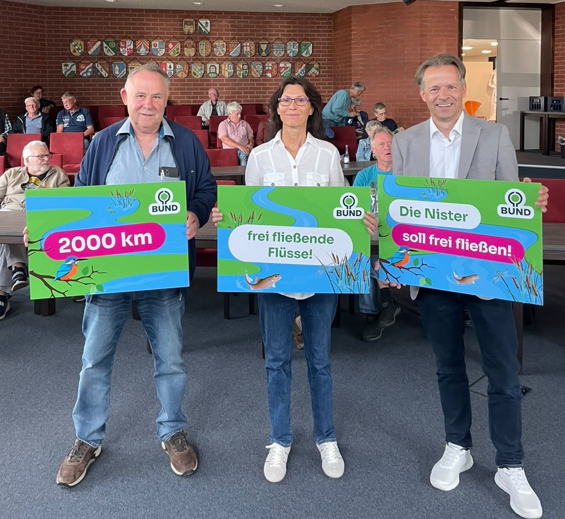 Die Nister soll wieder frei fließen können! Dafür engagieren sich v. l.: Manfred Fetthauer (Arge Nister), Sonja Gärtner (BUND RLP) und Erster Beigeordneter Marco Dörner. 