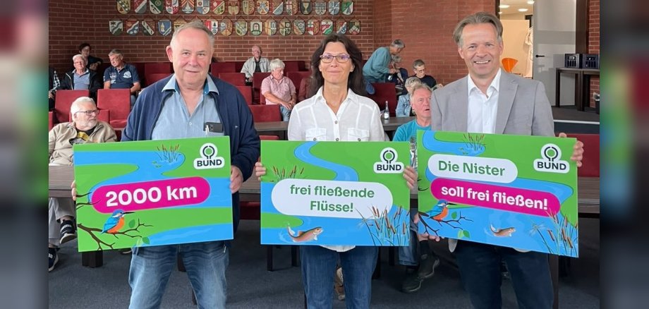 Die Nister soll wieder frei fließen können! Dafür engagieren sich v. l.: Manfred Fetthauer (Arge Nister), Sonja Gärtner (BUND RLP) und Erster Beigeordneter Marco Dörner. 