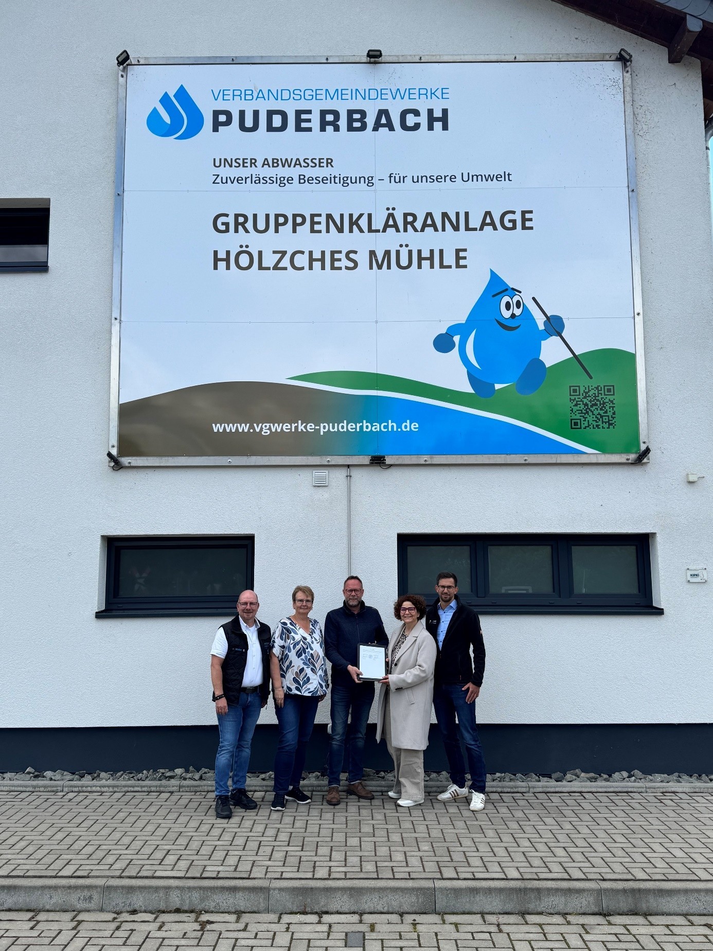 v. l. n. r.: Technischer Werkleiter Heiko Weller (VG Puderbach), kaufmännische Werkleiterin Ilona Schäfer (VG Puderbach), Bürgermeister Sven Schür (VG Puderbach), Bürgermeisterin Gabriele Greis (VG Hachenburg), Werkleiter Thomas Welters (VG Hachenburg).