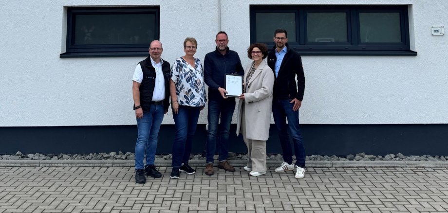 v. l. n. r.: Technischer Werkleiter Heiko Weller (VG Puderbach), kaufmännische Werkleiterin Ilona Schäfer (VG Puderbach), Bürgermeister Sven Schür (VG Puderbach), Bürgermeisterin Gabriele Greis (VG Hachenburg), Werkleiter Thomas Welters (VG Hachenburg).