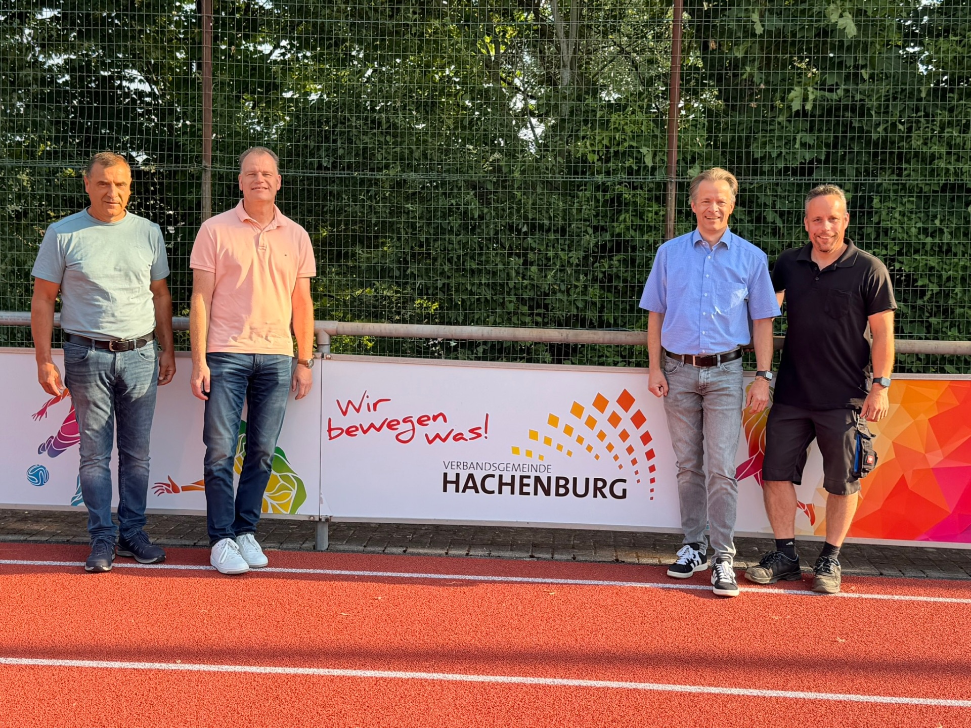 Über das gelungene Ergebnis der Sanierungsarbeiten freuen sich (v. l.): Wolfgang Hüsch (Sachgebietsleiter: Tiefbau und Bauhof), Björn Oettgen (Fachbereichsleiter: Bauen und Regionalentwicklung), Marco Dörner (Erster Beigeordneter) sowie Daniel Hahmann (Platzwart).
