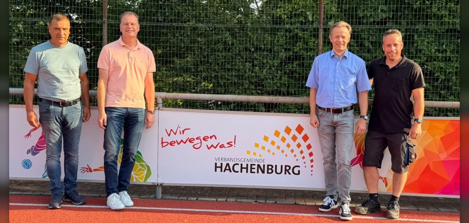 Über das gelungene Ergebnis der Sanierungsarbeiten freuen sich (v. l.): Wolfgang Hüsch (Sachgebietsleiter: Tiefbau und Bauhof), Björn Oettgen (Fachbereichsleiter: Bauen und Regionalentwicklung), Marco Dörner (Erster Beigeordneter) sowie Daniel Hahmann (Platzwart).