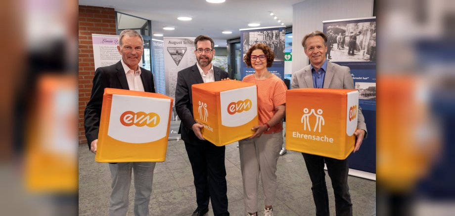 Norbert Rausch (evm) übergibt gemeinsam mit Bürgermeisterin Gabriele Greis die Spende aus der „evm-Ehrensache“ an die Vertreterinnen und Vertreter des Projekts „‘Vergessene‘ NS-Opfer im Westerwald“ Die Förderung unterstützt die wichtige Erinnerungs- und Bildungsarbeit zur Aufarbeitung nationalsozialistischer Verfolgungsschicksale im Westerwald.