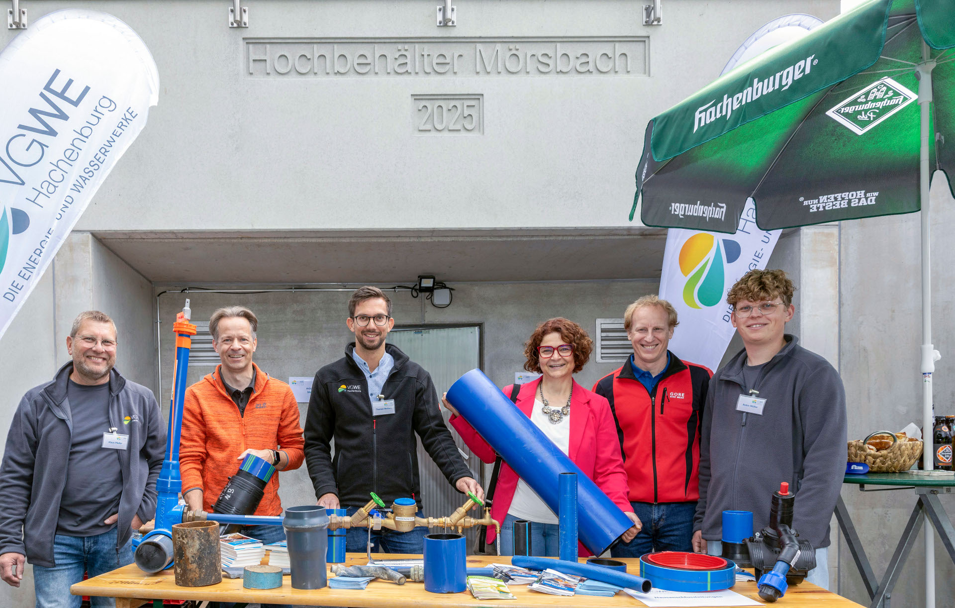 Gruppenbild mit Werkleiter Thomas Welters, Bürgermeisterin Gabriele Greis und Erster Beigeordneter Marco Dörner bei der Feierlichkeit zur Inbetriebnahme des neuen Hochbehälters Mörsbach, des 50-jährigen Bestehens des Wasserwerks sowie dem Tag des Wassers
