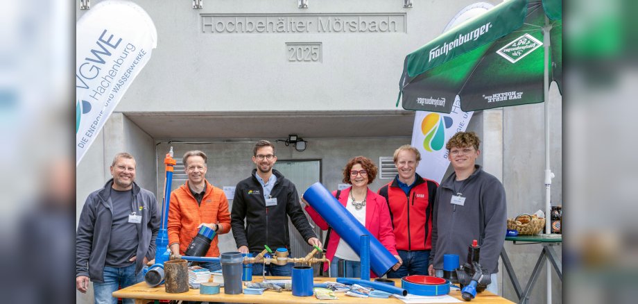 Gruppenbild mit Werkleiter Thomas Welters, Bürgermeisterin Gabriele Greis und Erster Beigeordneter Marco Dörner bei der Feierlichkeit zur Inbetriebnahme des neuen Hochbehälters Mörsbach, des 50-jährigen Bestehens des Wasserwerks sowie dem Tag des Wassers