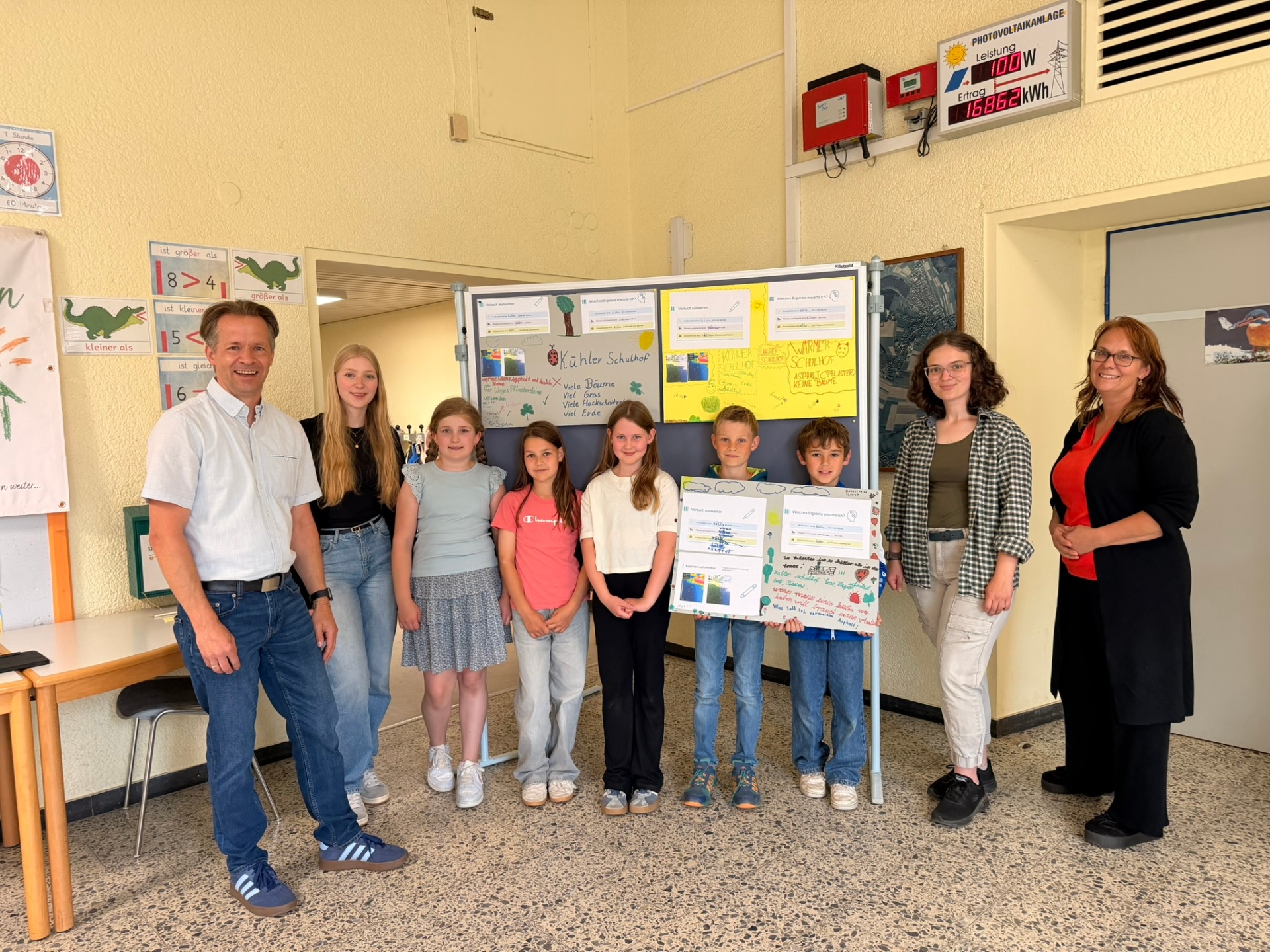 Erster Beigeordneter Marco Dörner, Auszubildende Mia Kolb, Kinder der Grundschule Müschenbach, Nachhaltigkeitskoordinatorin Melissa Karthe, Leitung Nicole Bauer