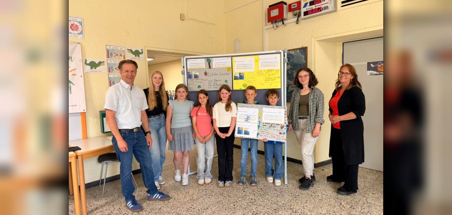 Erster Beigeordneter Marco Dörner, Auszubildende Mia Kolb, Kinder der Grundschule Müschenbach, Nachhaltigkeitskoordinatorin Melissa Karthe, Leitung Nicole Bauer
