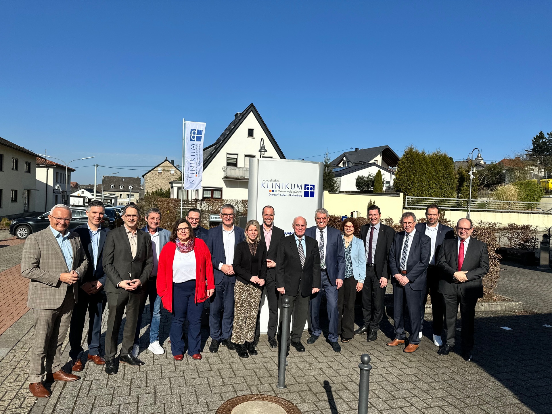 v. l. Achim Hallerbach (Landrat Kreis Neuwied), Jörg Geenen (Geschäftsführer), Oliver Götsch (Bürgermeister der VG Selters), Achim Schwickert (Landrat Westerwaldkreis), Corinna Kronsteiner-Buschmann (Leitung Bildungszentrum), Tim Michels (Pflegedirektor), Hendrik Hering (Landtagspräsident RLP), Lana Horstmann (MdL), Clemens Hoch (Gesundheitsminister RLP), Rolf-Peter Leonhardt (Verwaltungsratsvorsitzender), Gabriele Greis (Bürgermeisterin VG Hachenburg), Jannik Pape (MdL), Jürgen Ecker (kfm. Direktor Standort Hachenburg), Manuel Seiler (Bürgermeister VG Dierdorf) und Dr. Hazem Zakri (Ärztlicher Direktor Standort Hachenburg)