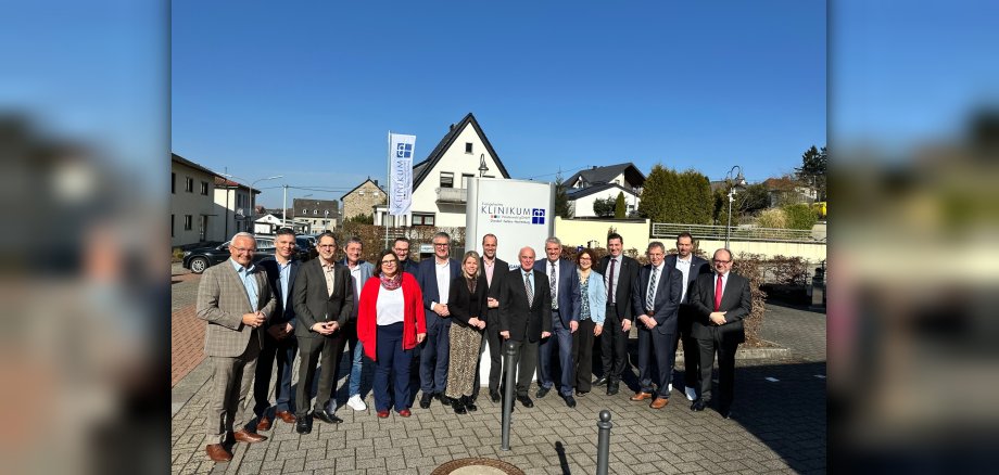 v. l. Achim Hallerbach (Landrat Kreis Neuwied), Jörg Geenen (Geschäftsführer), Oliver Götsch (Bürgermeister der VG Selters), Achim Schwickert (Landrat Westerwaldkreis), Corinna Kronsteiner-Buschmann (Leitung Bildungszentrum), Tim Michels (Pflegedirektor), Hendrik Hering (Landtagspräsident RLP), Lana Horstmann (MdL), Clemens Hoch (Gesundheitsminister RLP), Rolf-Peter Leonhardt (Verwaltungsratsvorsitzender), Gabriele Greis (Bürgermeisterin VG Hachenburg), Jannik Pape (MdL), Jürgen Ecker (kfm. Direktor Standort Hachenburg), Manuel Seiler (Bürgermeister VG Dierdorf) und Dr. Hazem Zakri (Ärztlicher Direktor Standort Hachenburg)