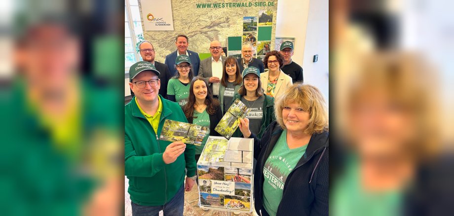 Dr. Peter Enders begrüßt die Bürgermeister der beteiligten Verbandsgemeinden Kirchen, Betzdorf-Gebhardshain, Daaden-Herdorf und Hachenburg, die örtlichen Touristiker sowie Vertreter des Westerwald-Sieg Tourismus und der Regionalagentur Westerwald-Touristik Service.