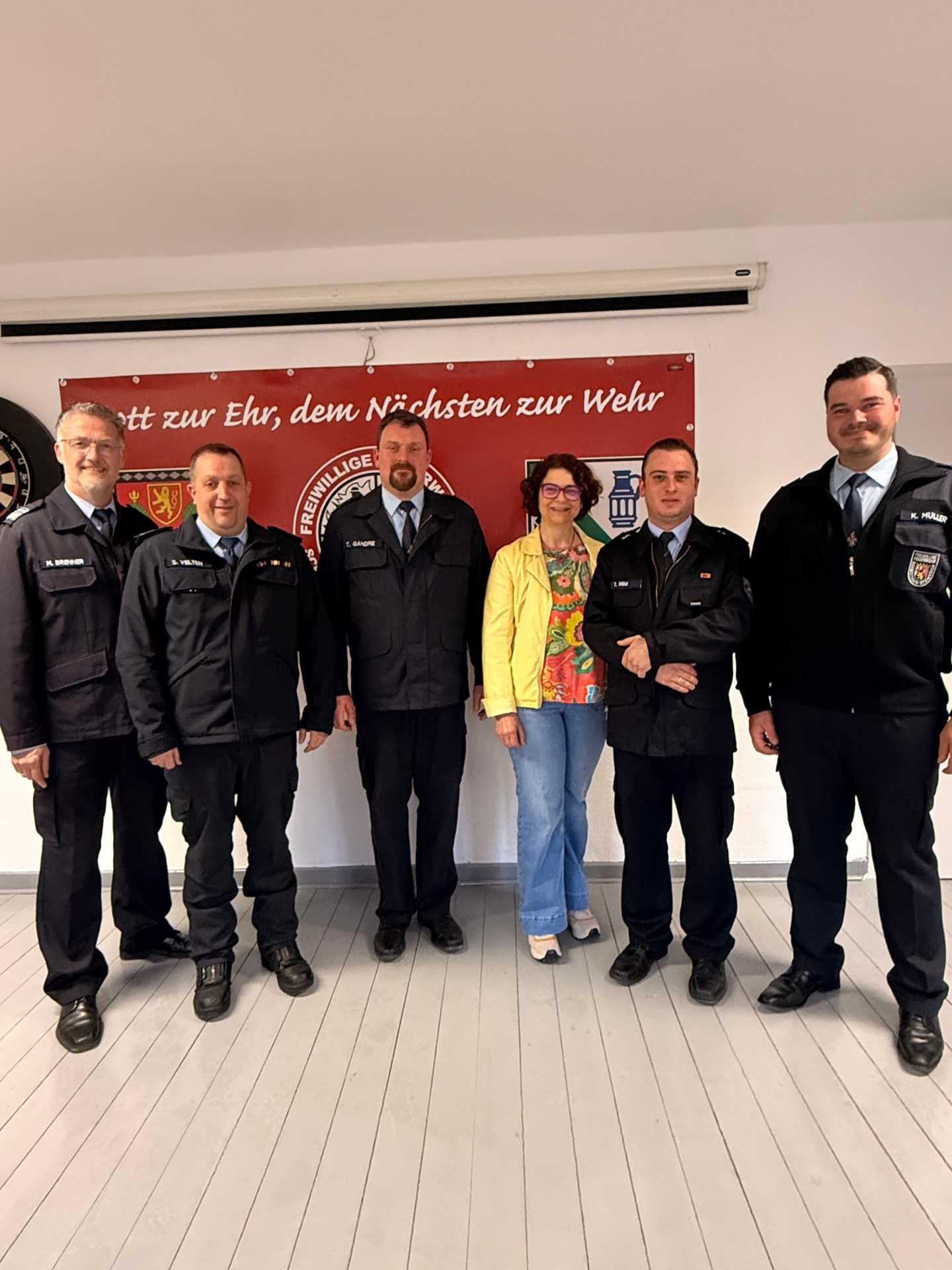 V. l. n. r. Wehrleiter Markus Brenner, Stellv. Wehrleiter Sascha Velten, ehemaliger Wehrführer Timo Gandre, Bürgermeisterin Gabriele Greis, Wehrführer Tim Hild, Stellv. Wehrführer Karsten Müller.